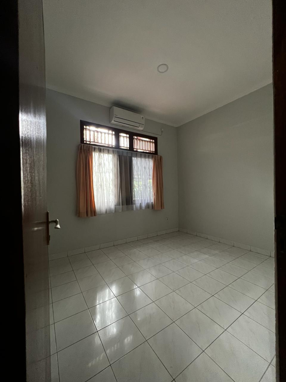 Ejde.Rumah di Sewakan Semi Furnish di Kemanggisan, Jakarta Barat